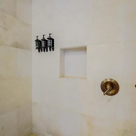 Casa Stella - Authentic Luxury Rooftop Pool Villa